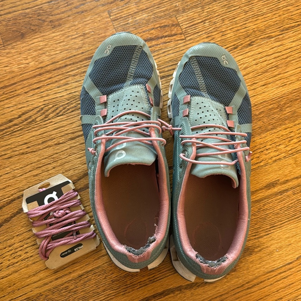 On cloud women’s size 9 with new laces